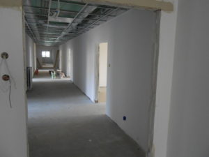 Kolejny etap remontu - wymalowane ściany, tworzą się sufity podwieszane, a w nich powstanie nowe oświetlenie.