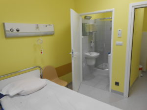 Sala chorych w nowym Oddziale Zakaźnym powstałym w miejscu Oddziału Psychiatrycznego - wyremontowane łazienki, odnowione pomalowane na żółto ściany, nowoczesny sprzęt.